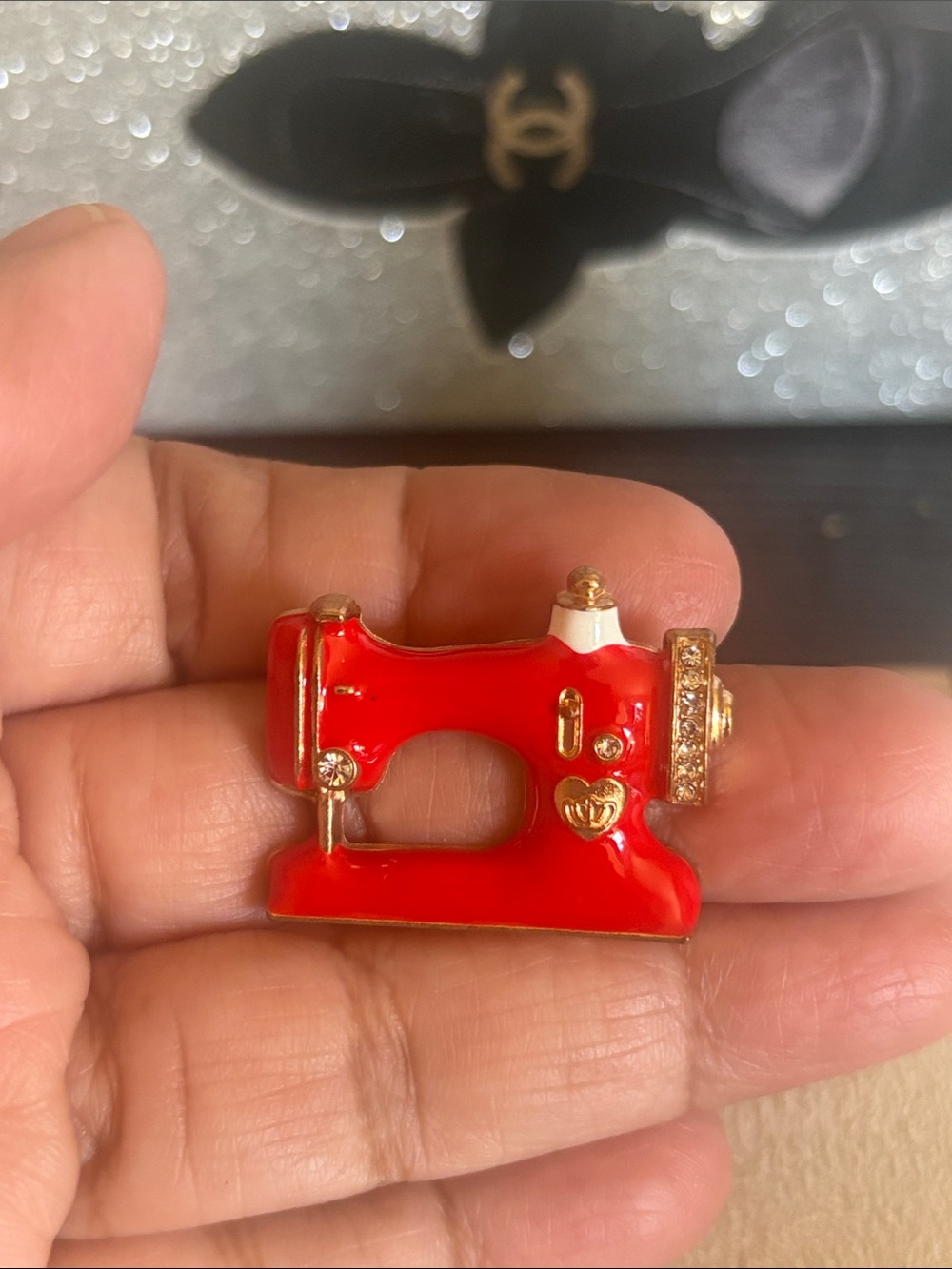 Red Enamel Sewing Machine Brooch Pin - Designer-Inspired Women’s Hair Accessory